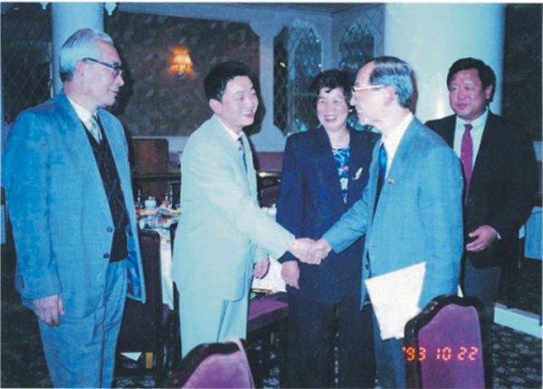 原卫生部部长陈敏章教授就拟成立“美中国际内镜培训中心”会见旅美学者张阳德教授（左二）、林其乐博士（后右一），美国NIH官员